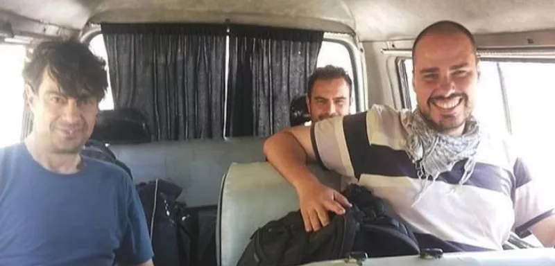 José Manuel López (gauche), Ángel Sastre (dans le fond) y Antonio Pampliega, en Siria. (Photo Facebook/FAPE)