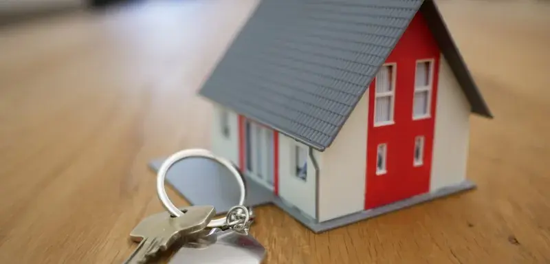 Maison ancienne en rénovation avec échafaudages, symbole des passoires thermiques à rénover