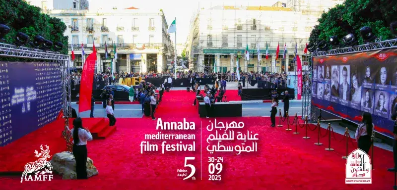 Tapis rouge du Festival du film méditerranéen d’Annaba 2025, en Algérie, lors de la soirée d’ouverture