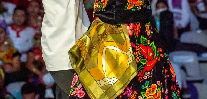 Spectacle de drones lumineux au-dessus d'un port méditerranéen, évoquant le Vieux-Port de Marseille lors du concert Gospel Philharmonic Experience