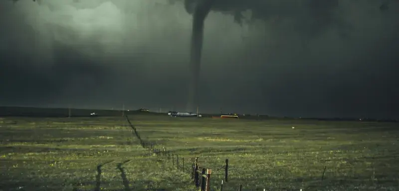 Ciel orageux au-dessus d'un paysage agricole