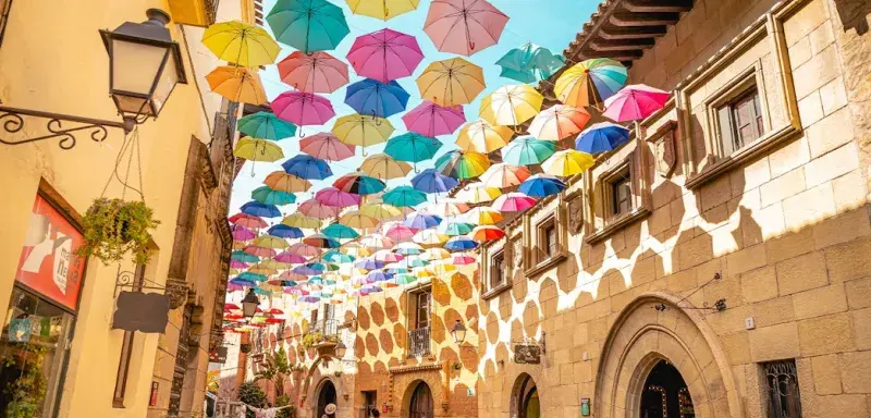 Poble Espanyol de Barcelone illumine pour les festivites du Nouvel An