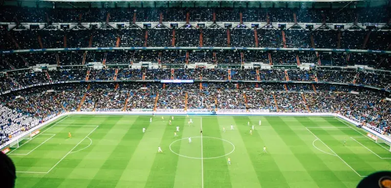 Match de football en soirée dans un stade illuminé