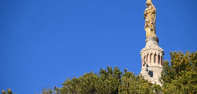 Notre-Dame de la Garde à Marseille - La Bonne Mère dominant la cité phocéenne