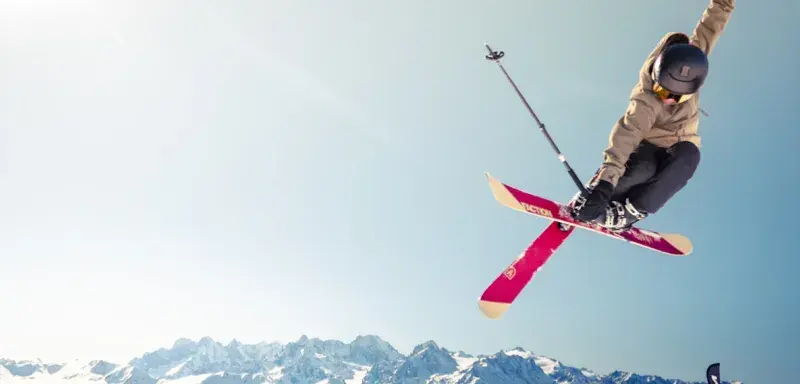 Vue panoramique des Dolomites italiennes enneigées, site des épreuves alpines des JO 2026