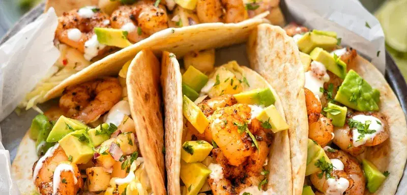 French tacos avec frites et garniture généreuse dans une galette de blé