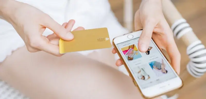 Gros plan sur une personne âgée gérant ses finances en ligne. Concept de gestion budgétaire à la retraite.