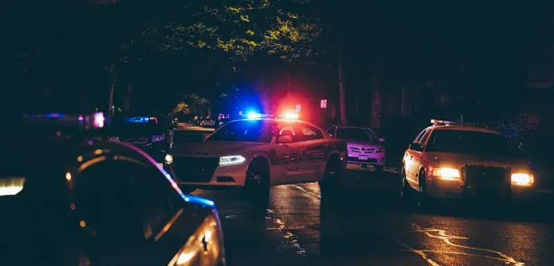 Véhicules de police garés sur un parking