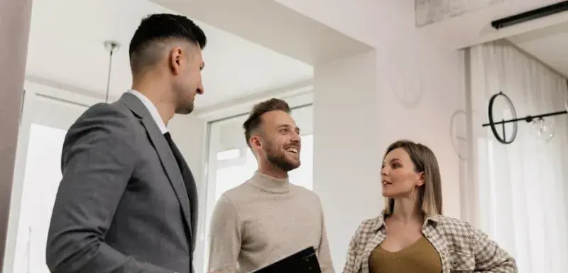 Un couple consulte un conseiller pour son projet entrepreneurial