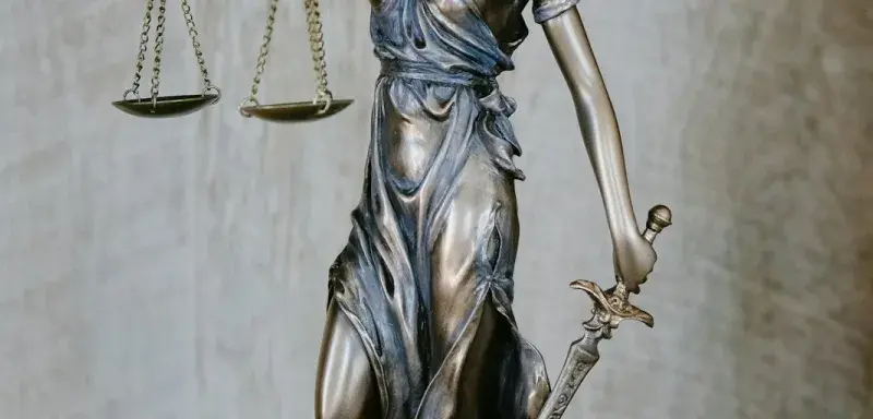 Balance de la justice dorée sur fond clair