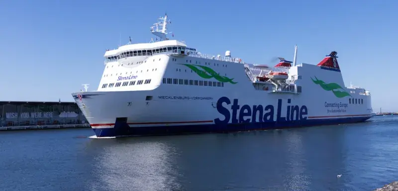 Ferry transportant des véhicules en mer sous un ciel bleu