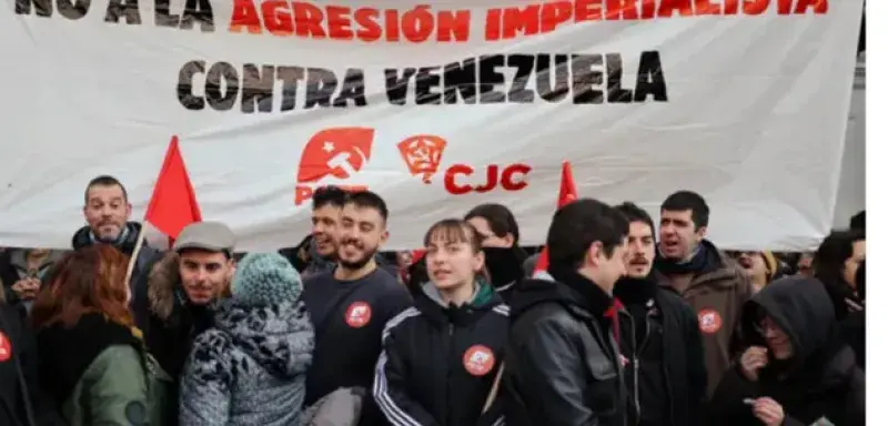 Manifestation à Madrid devant l'ambassade des États-Unis contre l'opération américaine au Venezuela