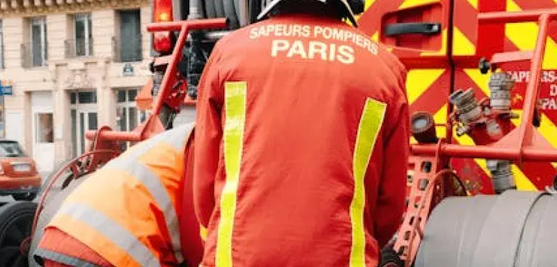 Pompiers de Paris intervenant sur un camion de secours dans une rue de la capitale