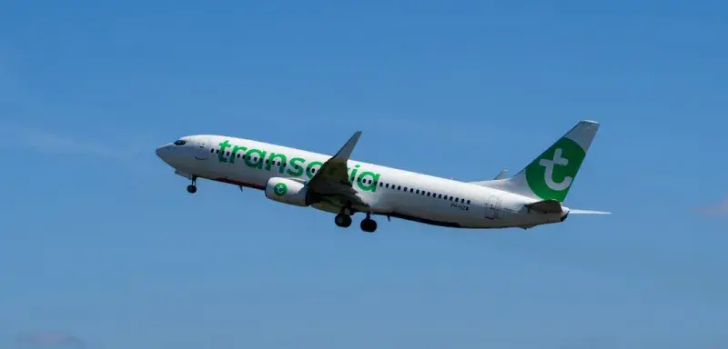 Avion Transavia en vol dans un ciel bleu