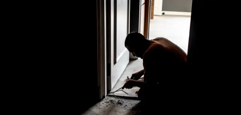 Ouvrier réalisant des travaux de rénovation dans une maison