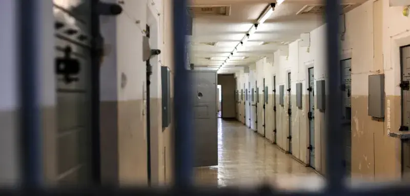 Couloir d'une prison avec des cellules verrouillées