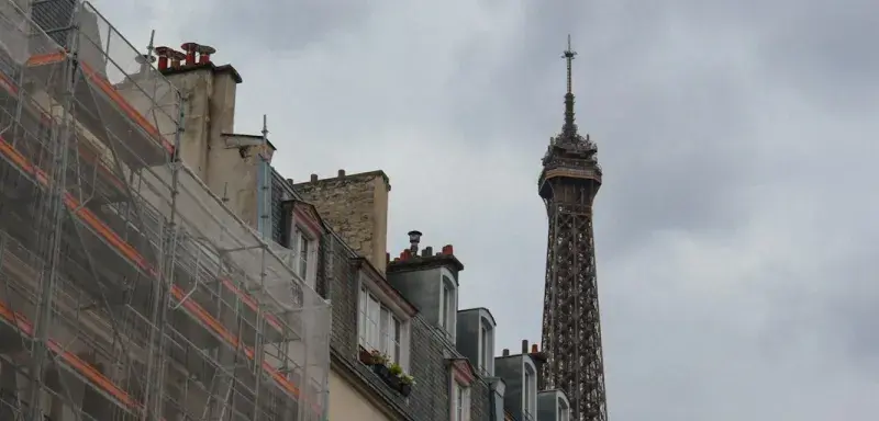 Immeuble ancien parisien avec vue sur la Tour Eiffel