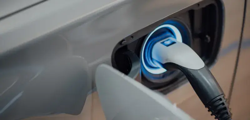 Borne de recharge pour véhicule électrique branchée à une voiture