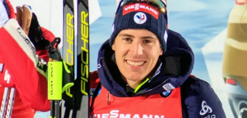 Quentin Fillon Maillet célèbre sa médaille de bronze en mass start aux JO 2026 à Anterselva
