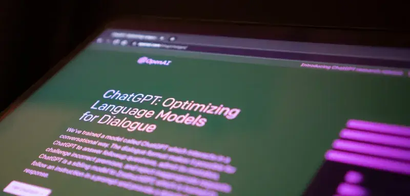 Écran d'ordinateur affichant l'interface de ChatGPT, outil d'intelligence artificielle utilisé par les étudiants