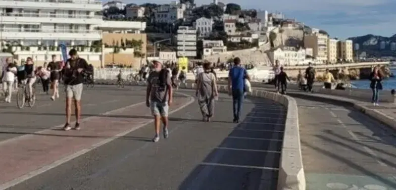 La Corniche Kennedy à Marseille lors de La Voie est Libre, piétonnisation du littoral