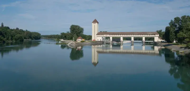 Paysage inondé avec un bâtiment en arrière-plan