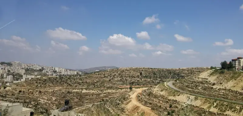 Vue de la Cisjordanie occupée depuis une fenêtre