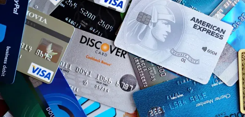 Gros plan sur plusieurs cartes de crédit Visa, Mastercard et American Express