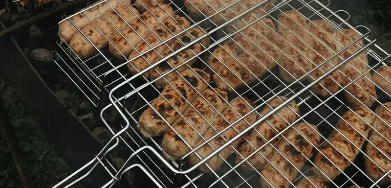 Saucisses et viande grillant sur un barbecue