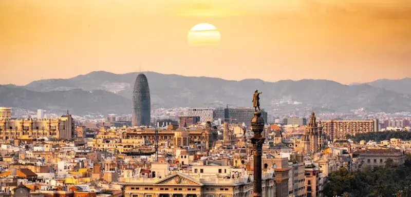 Vue panoramique de Barcelone avec ses monuments emblématiques sous une lumière dorée