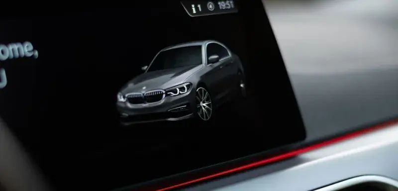 Voiture noire sur une route, symbole des VTC en Algérie