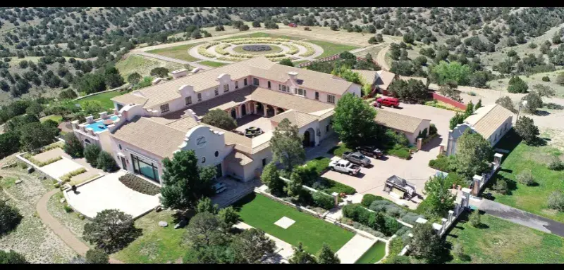 Illustration pour l'article: deux corps enterrés dans le ranch de Jeffrey Epstein au Nouveau-Mexique