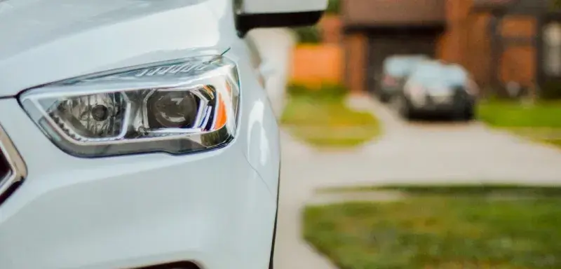 Phare avant d'une voiture symbolisant l'assurance automobile