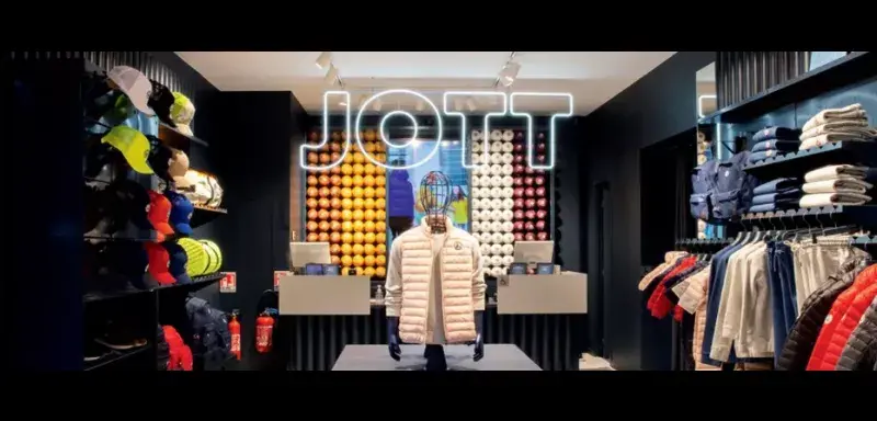 Devanture d'une boutique JOTT, la marque marseillaise de doudounes en redressement judiciaire