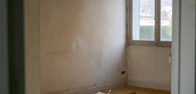 Pièce en cours de rénovation avec des matériaux de construction au sol