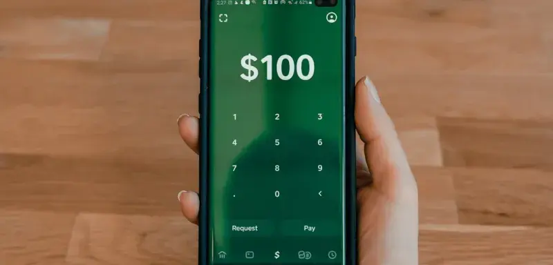 Un smartphone affichant une application de virement bancaire