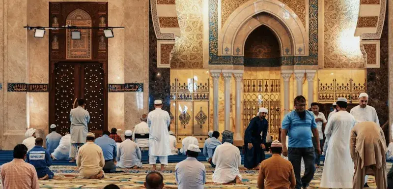 Des hommes en prière dans une mosquée pendant le mois de Ramadan