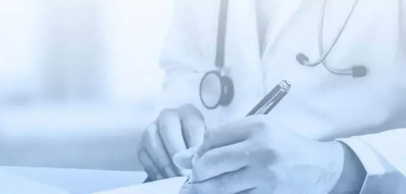 Robot humanoïde symbolisant l'intelligence artificielle face aux métiers intellectuels