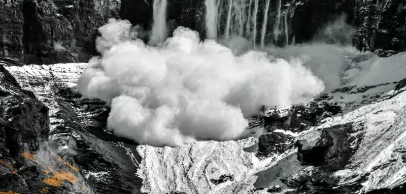Avalanche en haute montagne dans les Alpes