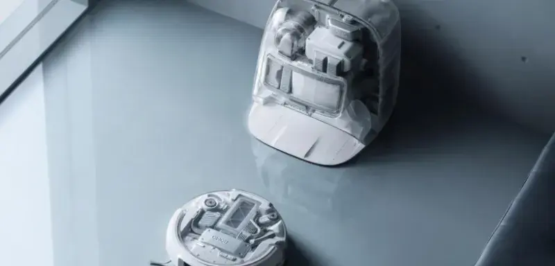 Un aspirateur robot connecté dans un salon, illustration des risques de cybersécurité liés aux objets connectés domestiques