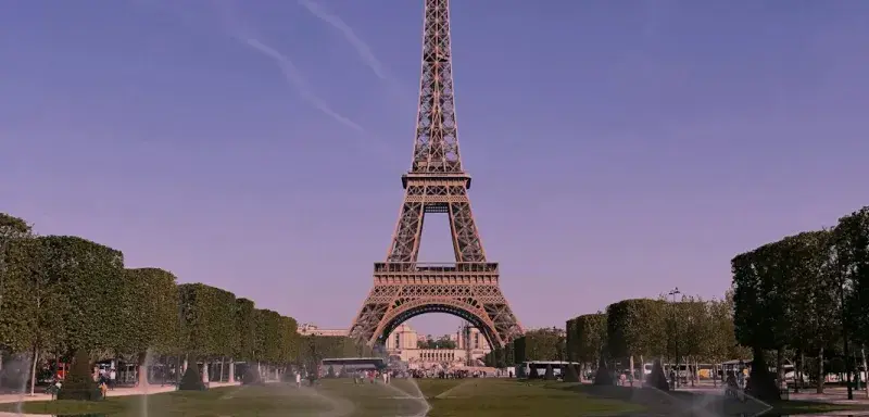 La tour Eiffel se reflétant dans l'eau, symbole de la France première destination touristique mondiale