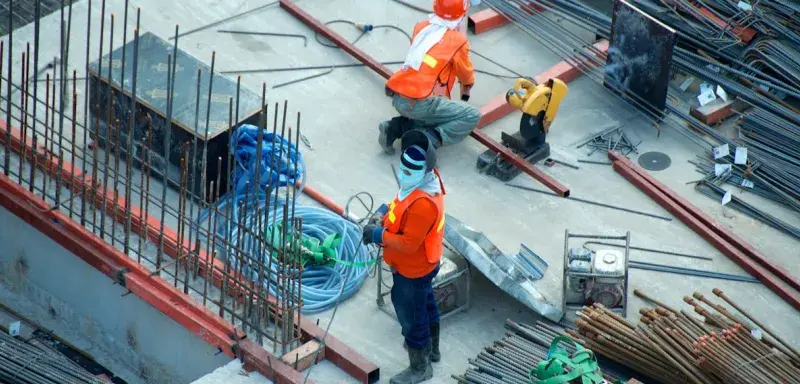 Travaux de rénovation dans une maison avec ouvrier et outils de chantier