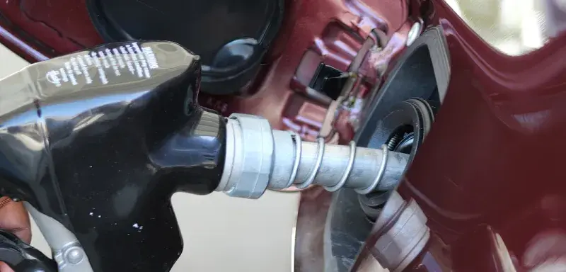 Gros plan sur une pompe à essence, symbole des tensions sur le marché pétrolier mondial