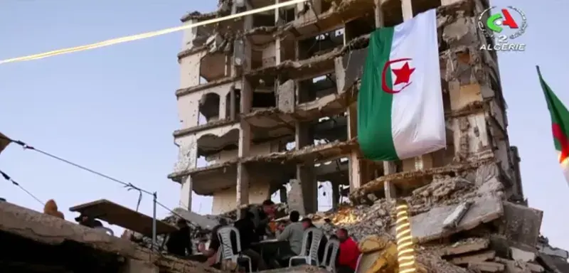 Des Palestiniens réunis pour un iftar collectif au milieu des décombres à Gaza