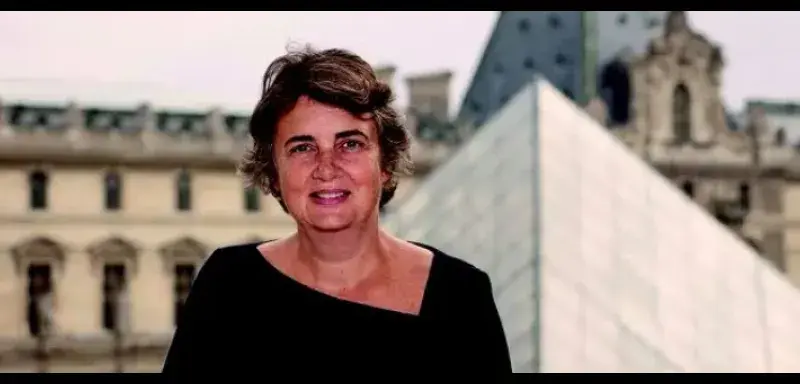 La pyramide du Louvre à Paris, musée dont la présidente Laurence des Cars a remis sa démission