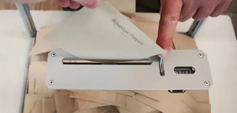 Illustration d'un bureau de vote avec une machine électorale