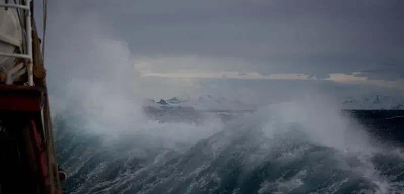 Vague immense déferlant en plein jour illustrant la puissance de la tempête Pedro
