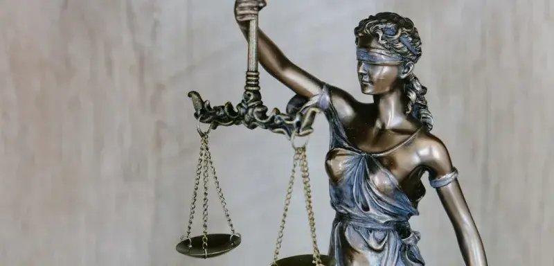 Statue de la justice tenant une épée, symbole du système judiciaire