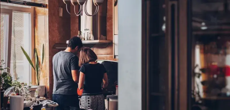 Une famille devant une maison, symbole de la quête de logement en France