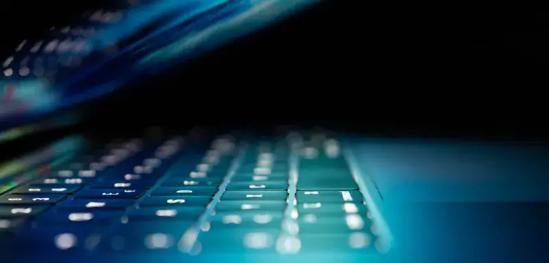 Écran d ordinateur allumé affichant du code informatique, symbolisant la cybersécurité